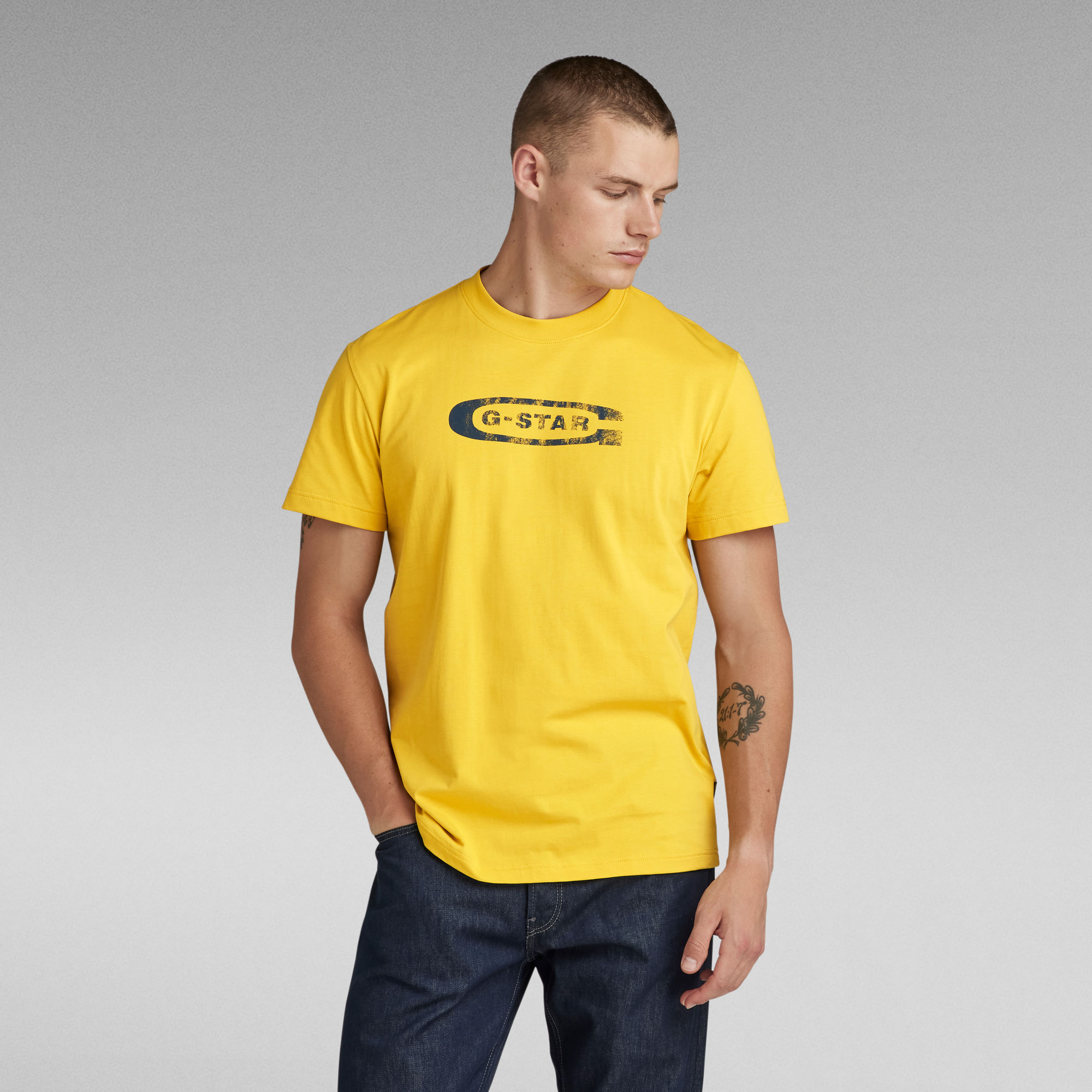 G Star Men's Distressed Old School Logo T- Shirt - Dk Lemon - X Small - Image 3