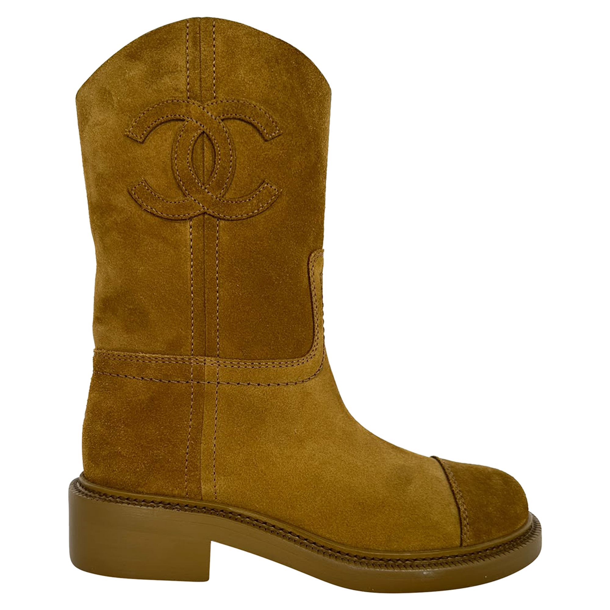 Chanel halfhoge rijlaarzen met in elkaar grijpend CC-logo in camelkleurig suède.