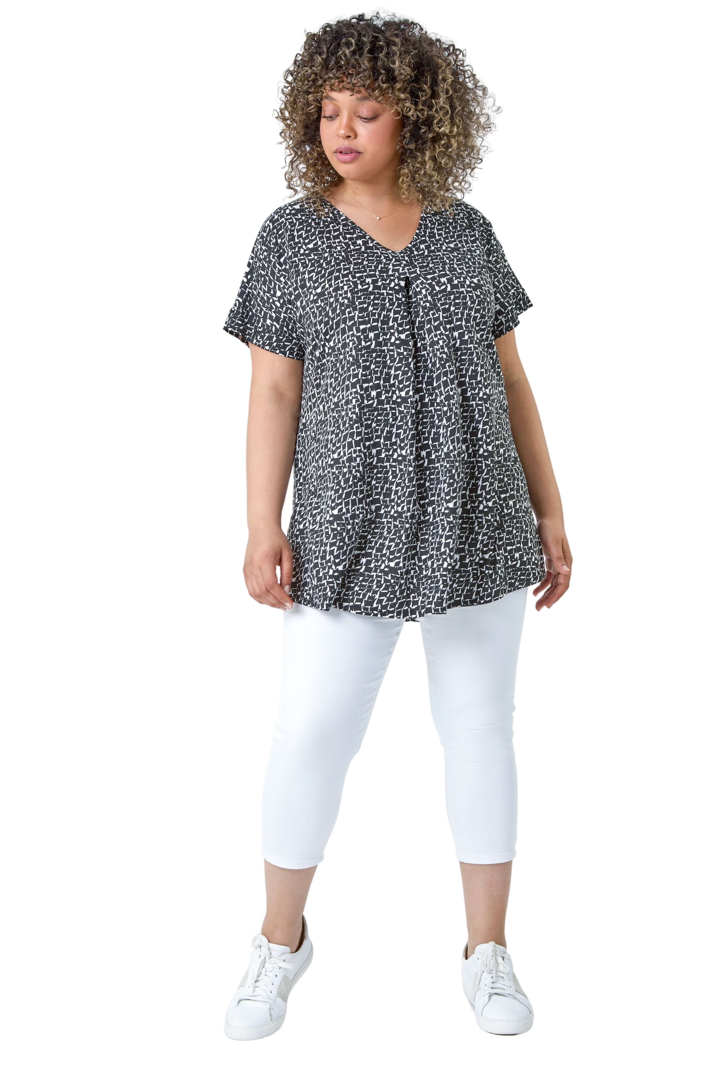 Roman Women's Black Curve Pleat Front Printed V-Neck Stretch Top In | Size: 18 - Image 2