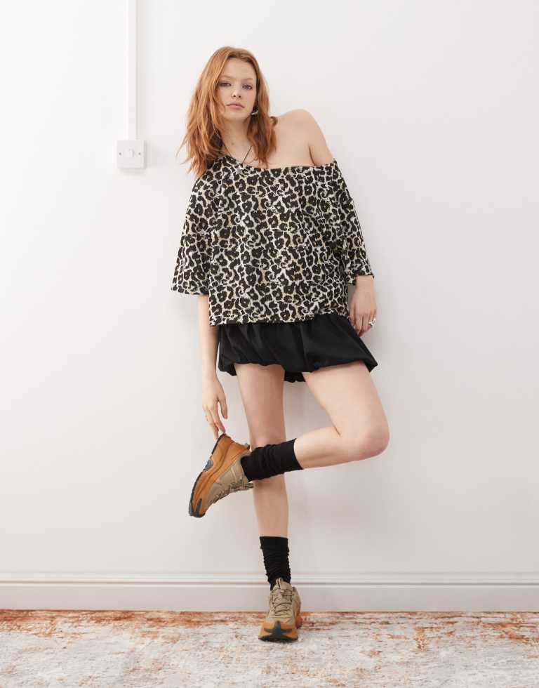 ASOS DESIGN off shoulder kortärmad jacquard t-shirt i leopard dam – bild 2