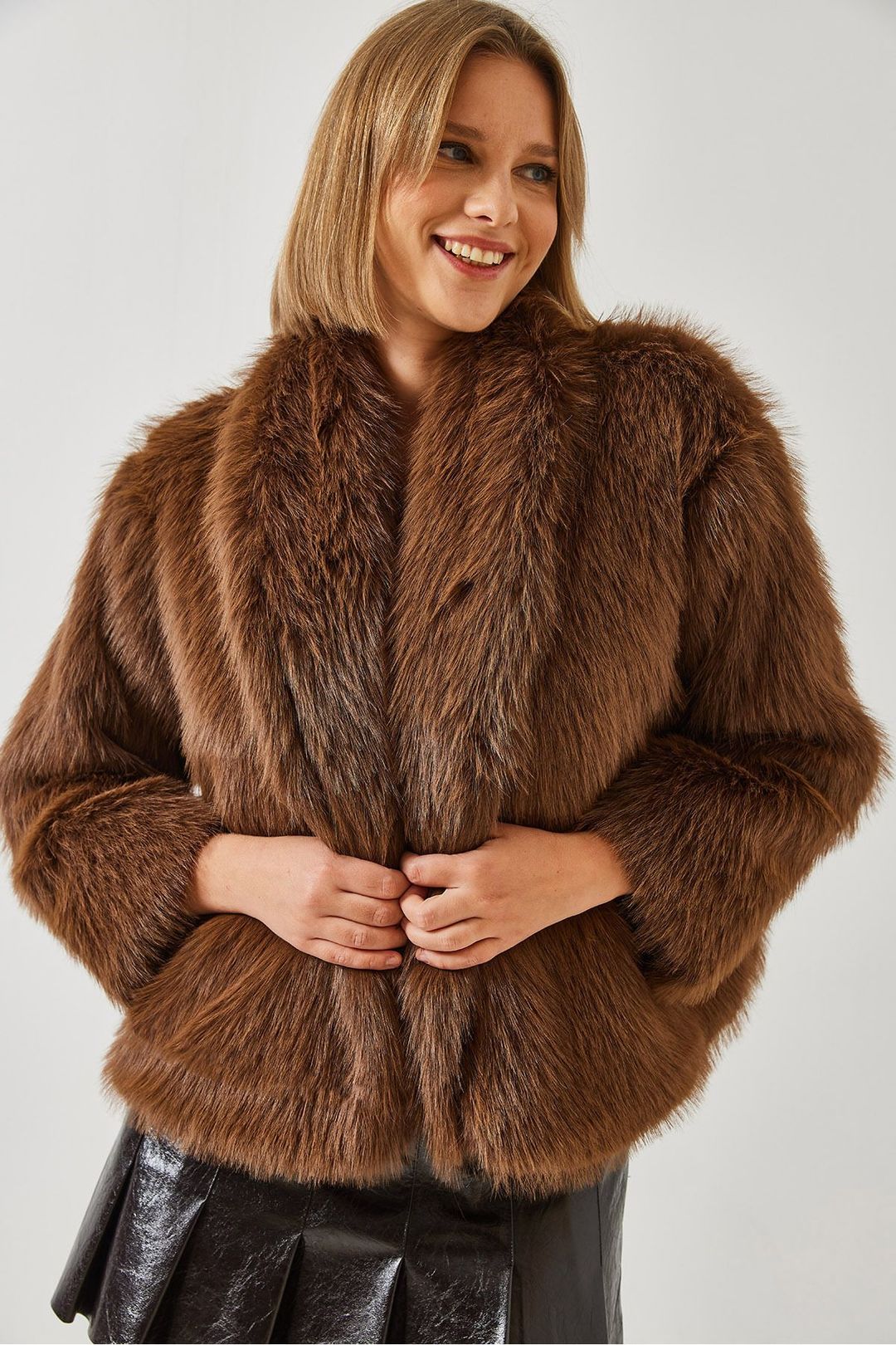 Bianco Lucci Faux Fur Kort Öppen Krage Kappa dam – bild 2