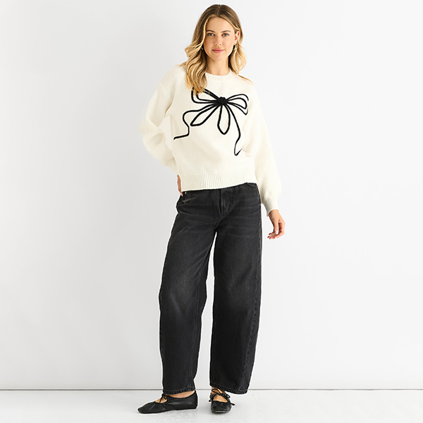 Thumbnail - Cremefarbener Pullover mit kontrastierendem Schleifenmuster in Übergröße