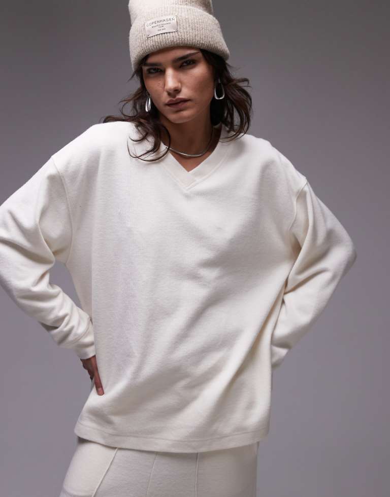 borstad v-ringad sweatshirt i krämfärg