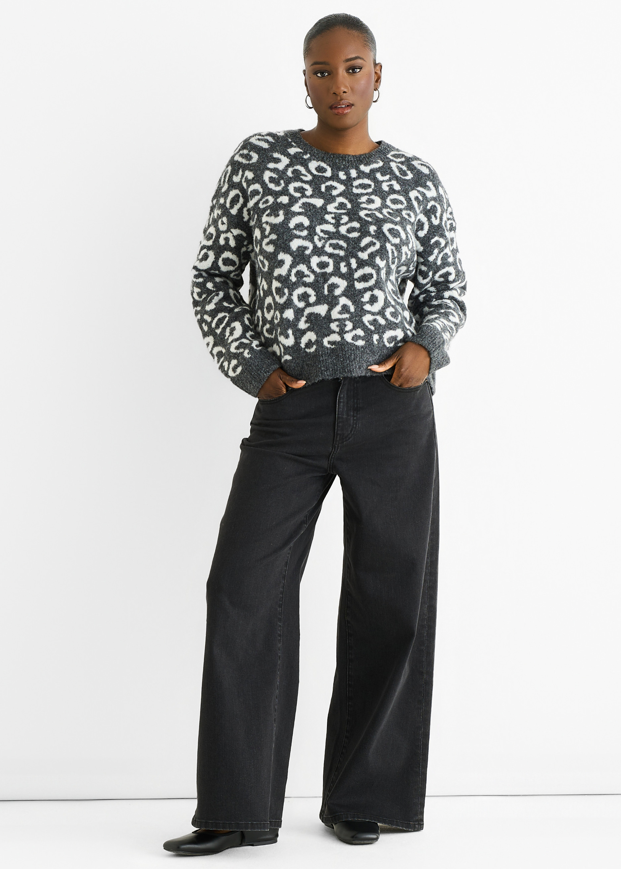 Thumbnail - Grauer Strickpullover mit Tiermuster und lockerer Passform