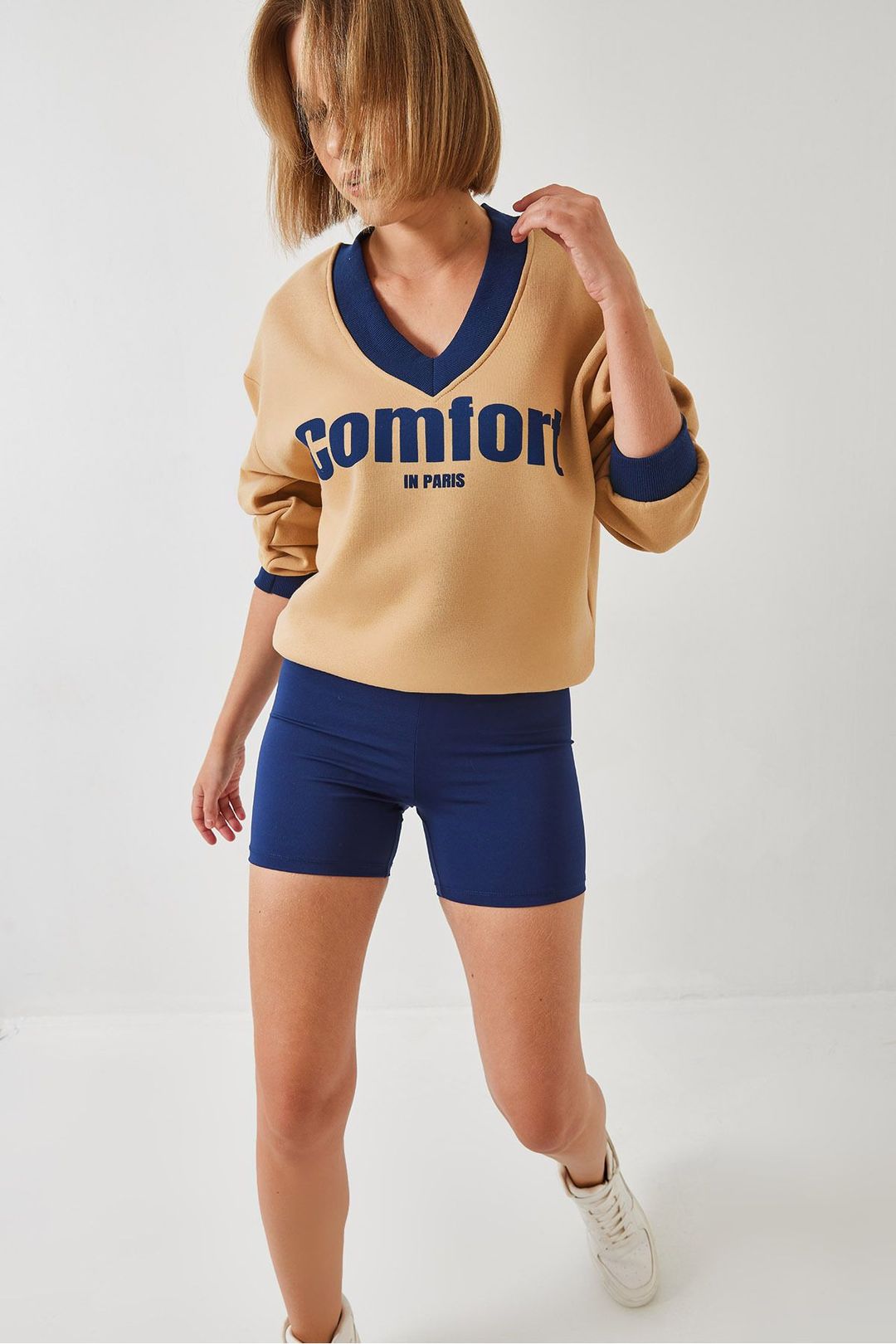 V-ringad stickad sweatshirt med mottotryck