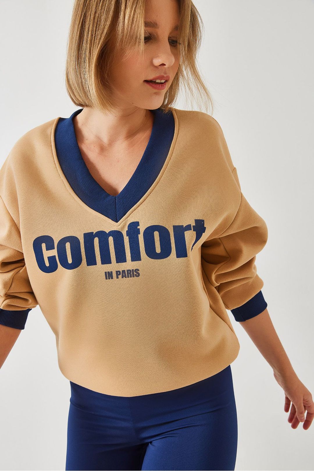 Bianco Lucci V-ringad stickad sweatshirt med mottotryck dam – bild 2
