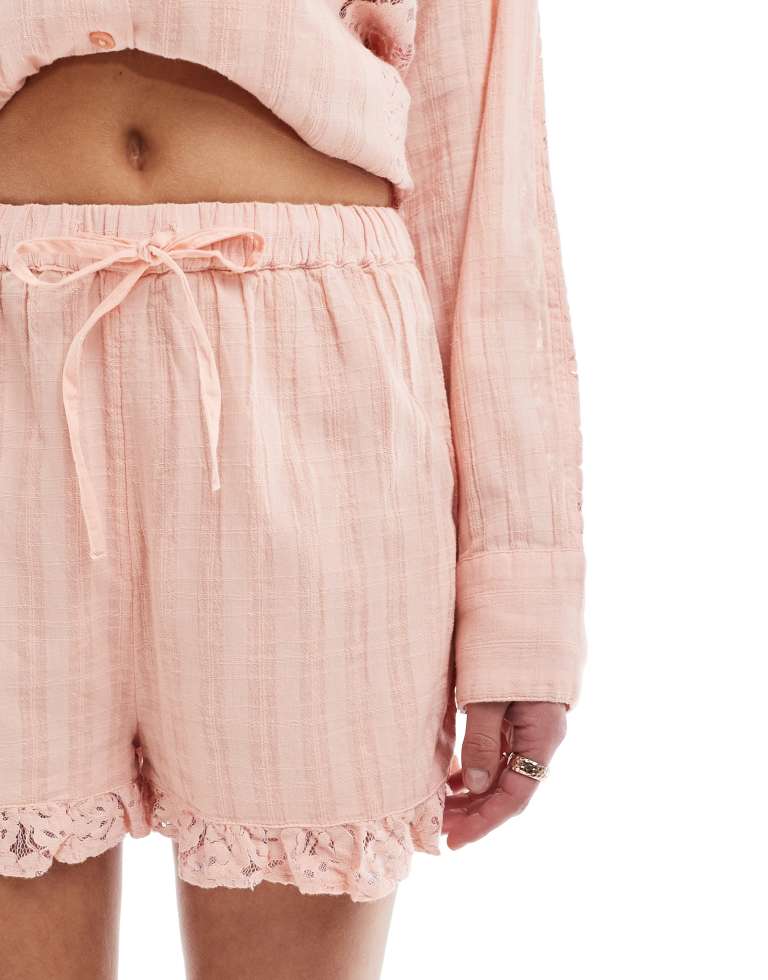 Miss Selfridge texturerad spetsmix med volangkant shorts i mjuk dam – bild 2