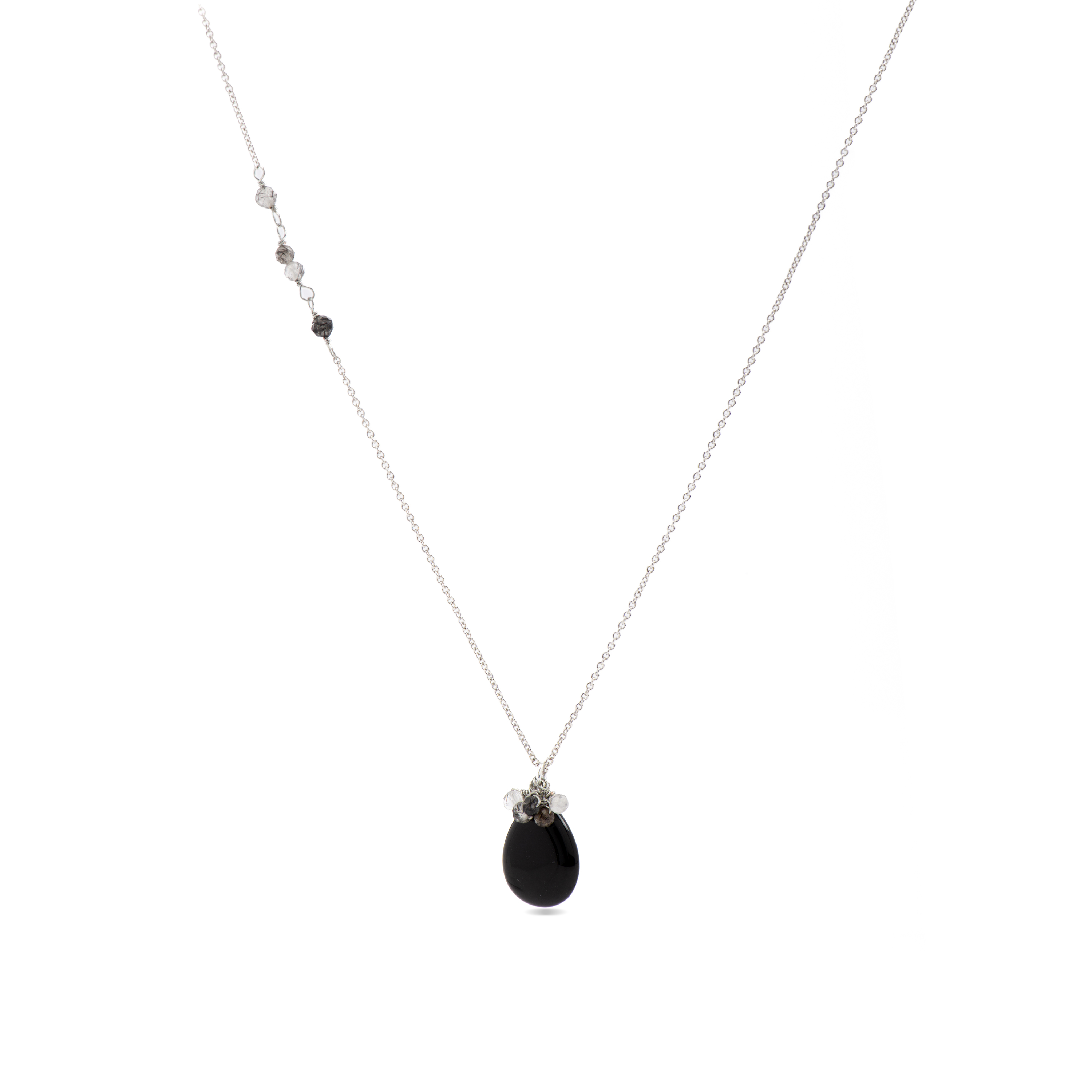 adak-halsband tillverkat av metallegering och rodiumpläterad onyx