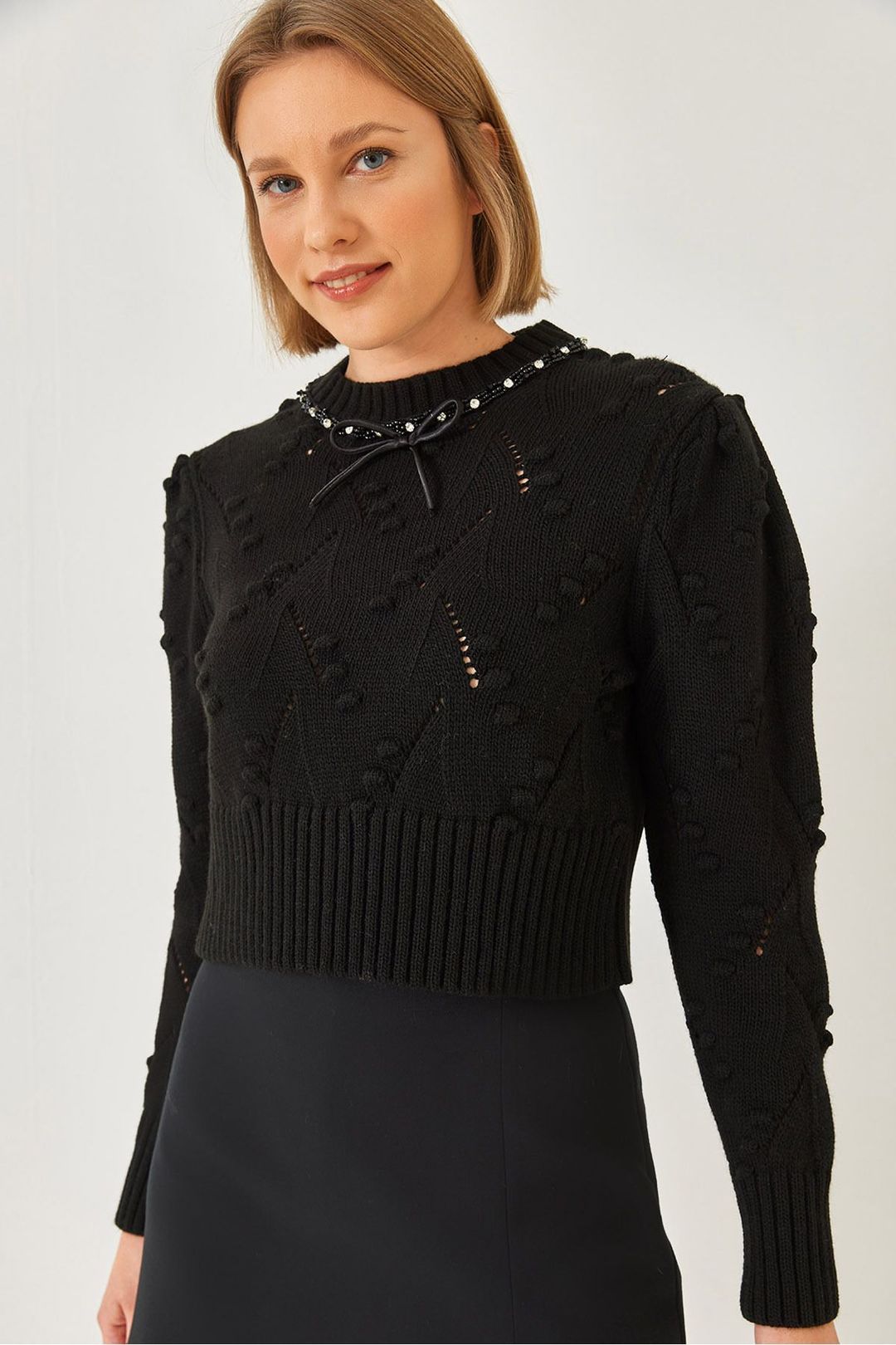 Bianco Lucci Texturerad Broderad Rundhalsad Figursydd Kort Tröja